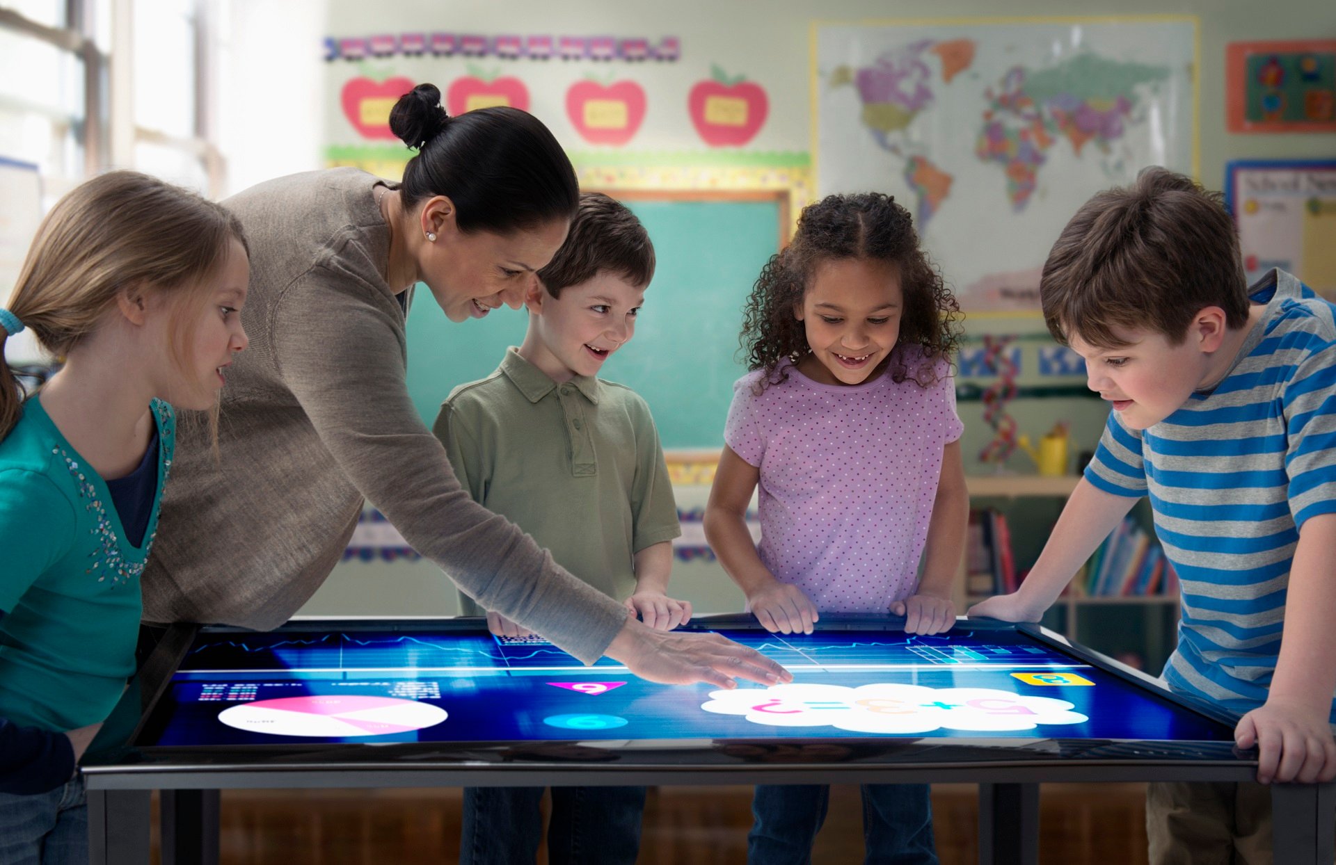 Познавательные игры для школьников. Интерактивный стол для школы. Ученик будущего. Интерактивный для детей. Интерактивный стол для дошкольников.