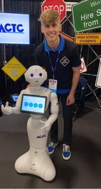 Pepper robot and students 